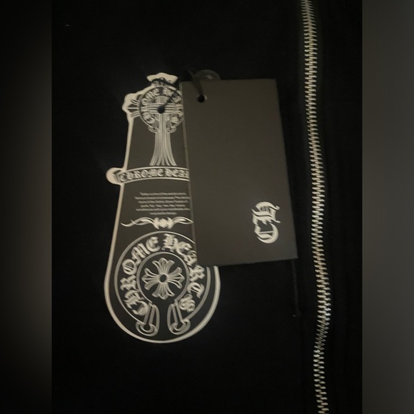 Still has everything in great condition just the tags are off the zip up hoodie - Picture 4 of 5